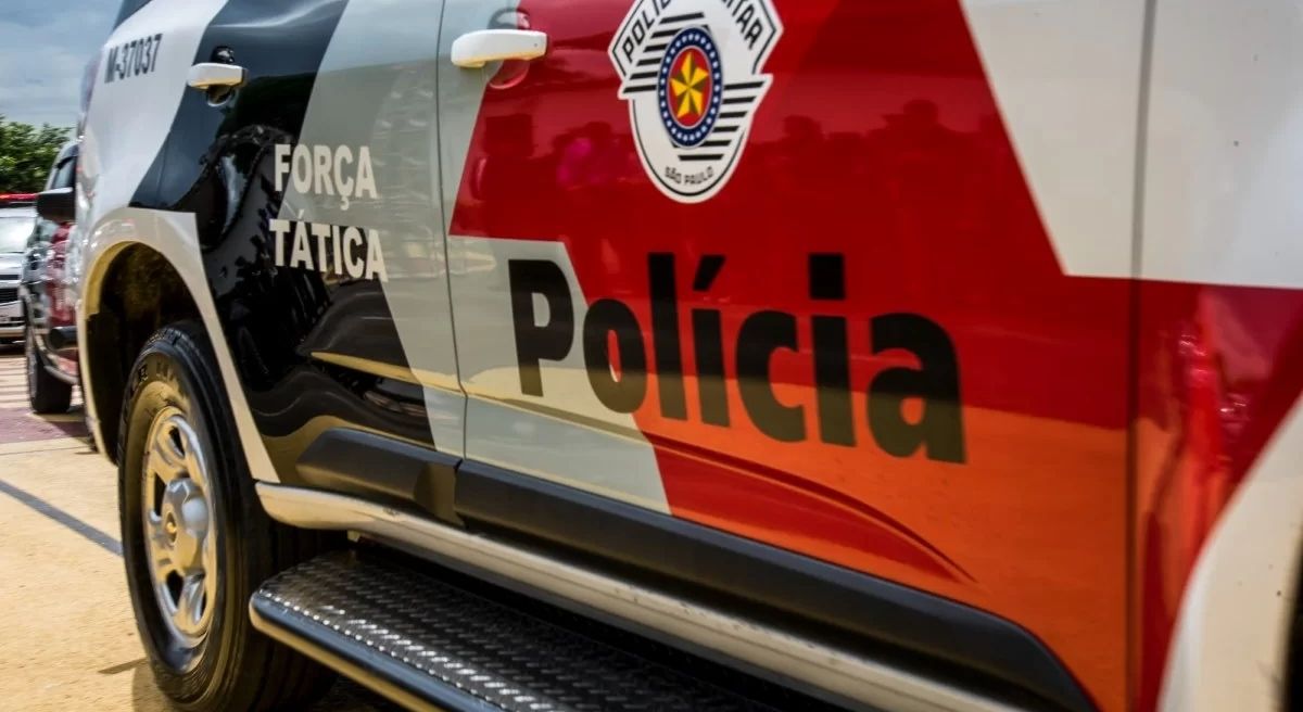 Policial aparece em video de conteudo adulto usando arma da
