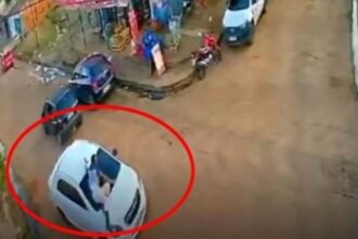 Video flagra instante que mulher atropela marido e o ‘carrega