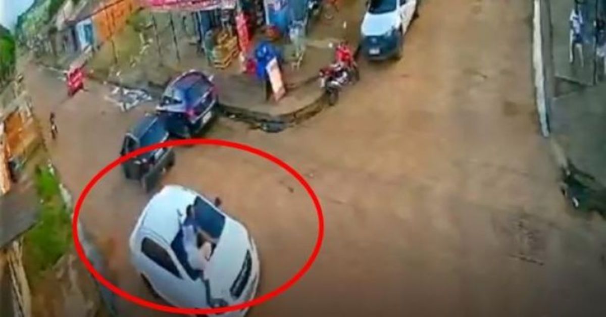 Video flagra instante que mulher atropela marido e o ‘carrega