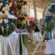 Durante velorio coroa de flores balanca sozinha e familiares ficam