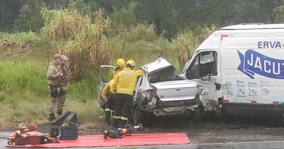 Gravissimo acidente deixa dois mortes em colisao entre van e