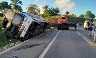 Onibus de turismo do RJ tomba na Bahia e deixa