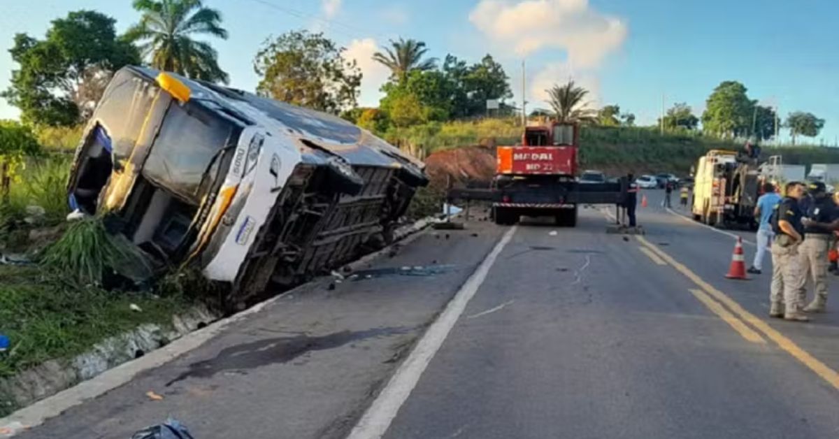 Ônibus de turismo do RJ tomba na Bahia e deixa 9 mortos e 24 feridos 31 Onibus de turismo do RJ tomba na Bahia e
