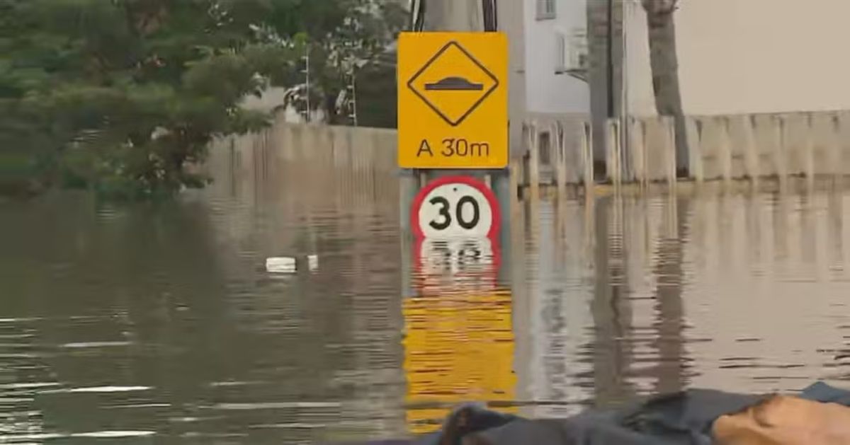 Dique transborda em Porto Alegre e prefeito pede que moradores deixem suas casas imediatamente 31 Dique transborda em Porto Alegre e prefeito pede que moradores