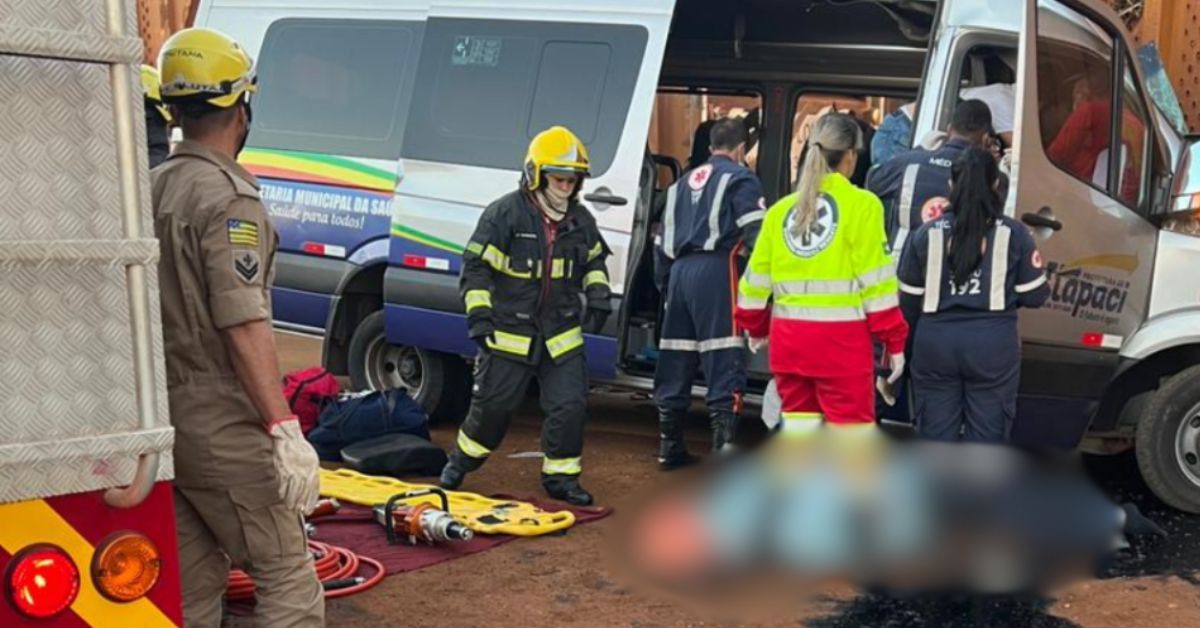 Grave acidente entre van de prefeitura e carreta deixa quatro mortos em GO; van levava pacientes em tratamento 31 Grave acidente entre van de prefeitura e carreta deixa quatro