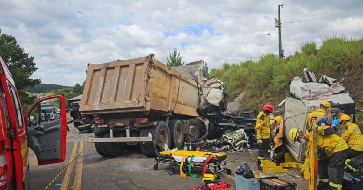 Grave colisao frontal entre dois caminhoes mata duas pessoas na