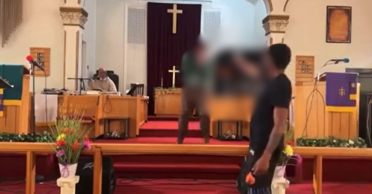 Homem armado invade igreja atira contra padre e caso tem desfecho arrepiante– Imagens viralizam 31 Homem armado invade igreja atira contra padre e caso tem
