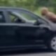 Motorista acelera o carro em cima de homem que agredia