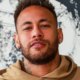 Neymar e pego fazendo algo improprio no carro de companheiro