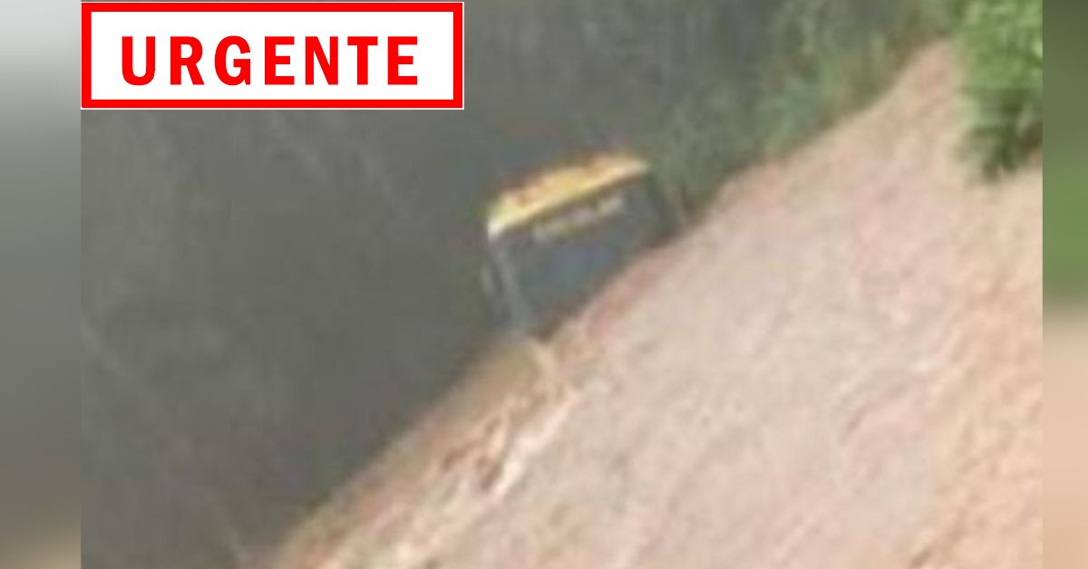 Onibus com alunos e arrastado pela correnteza provocada pelas fortes