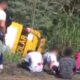 Onibus escolar cai em ribanceira em grave acidente envolvendo dois