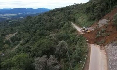 Queda de barreira deixa rodovia completamente interditada