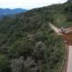 Queda de barreira deixa rodovia completamente interditada