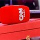 Reporter da CNN cai do 3o andar ao ‘pular a