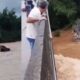 Video mostra casa inteira sendo levada por rio em meio