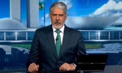William Bonner entra ao vivo na Globo e da noticia