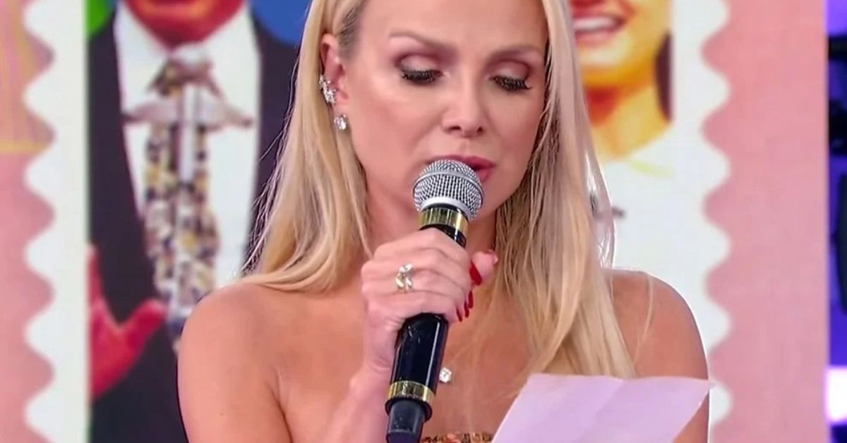 Chorando, Eliana lê carta escrita para Silvio Santos: 'como uma boa filha' 31 Chorando Eliana le carta escrita para Silvio Santos como uma