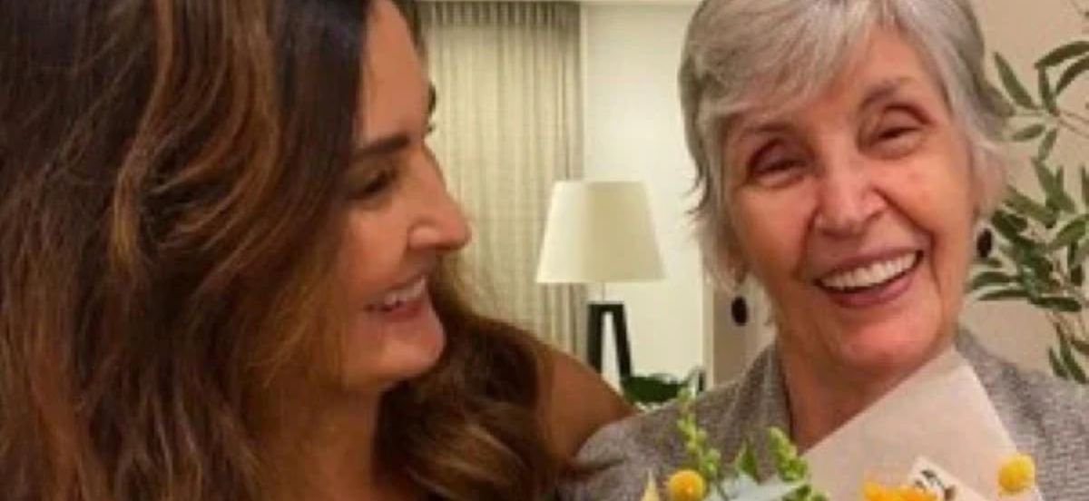 Fatima Bernardes dorme no hospital com a mae e mostra