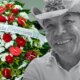 Filhos de Chrystian chegando de branco e coroas de flores