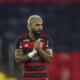 Gabigol participa de festa com mais de 100 mulheres e