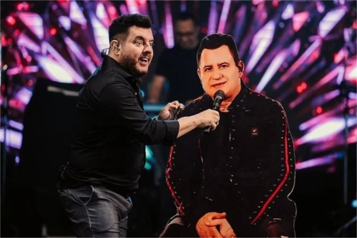 Vídeo: Bruno canta com ‘Marrone de papelão’ em show e vira piada nas redes sociais 35 Video Bruno canta com ‘Marrone de papelao em show e