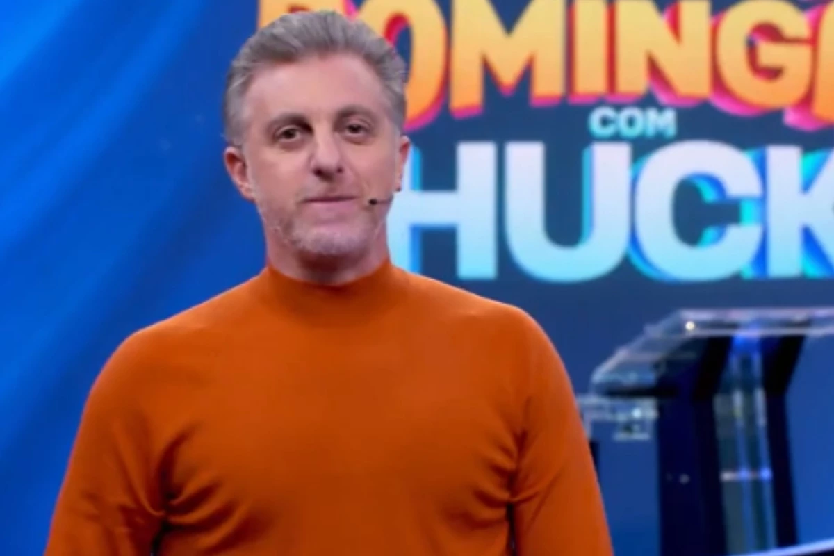 Internautas comentam ‘volume’ em calça de Luciano Huck no Domingão: ‘ele não é inocente’ 35 Internautas comentam ‘volume em calca de Luciano Huck no Domingao