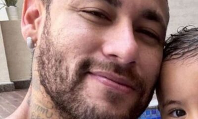 Neymar Jr posa ao lado de namorada e filha em