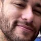 Neymar Jr posa ao lado de namorada e filha em
