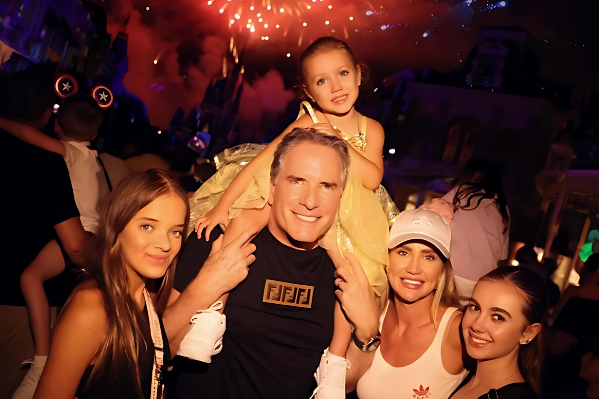 Roberto Justus chama atenção com saco de lixo na cabeça em passeio na Disney 33 Roberto Justus chama atencao com saco de lixo na cabeca