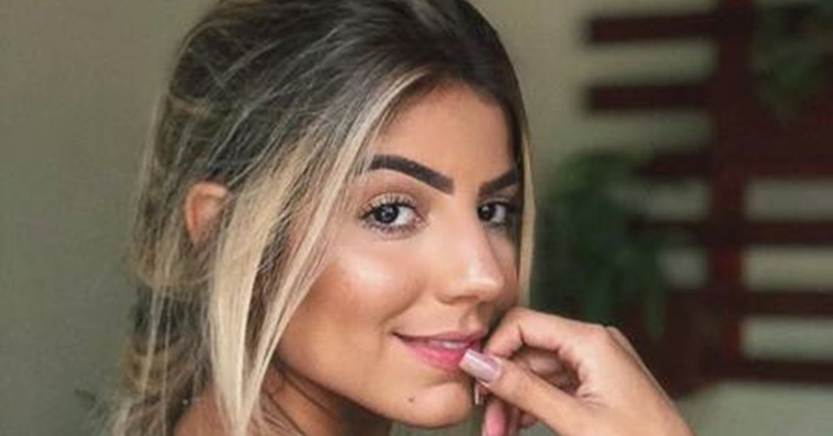 Video Hariany tira a roupa no meio da rua durante