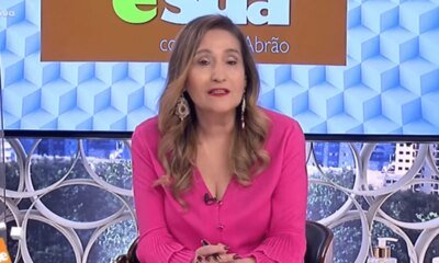 Video ao vivo Sonia Abrao leva tombo e detalhe chama