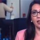 Video reporter e flagrado varrendo sujeira ao vivo durante importante