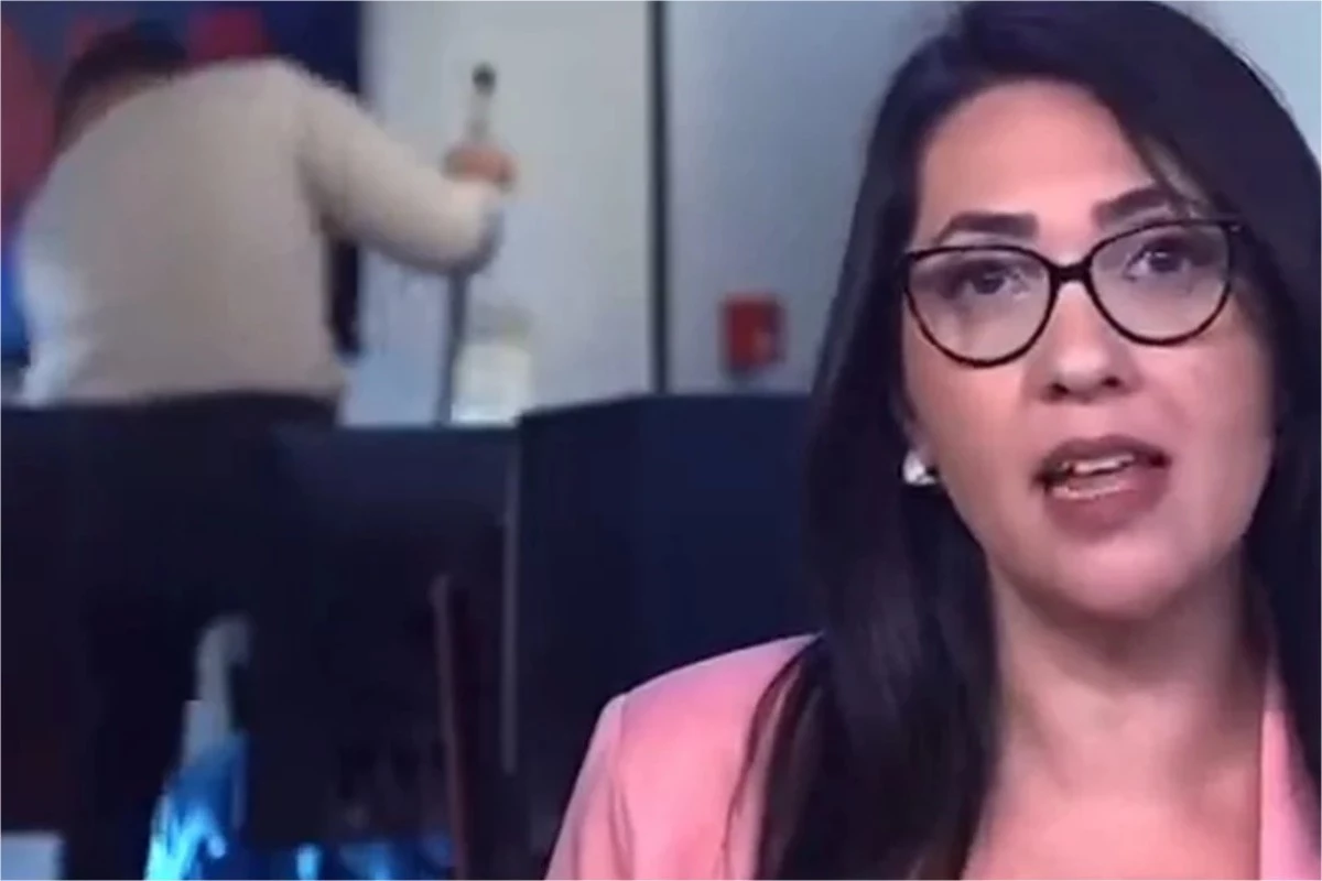 Vídeo: repórter é flagrado varrendo sujeira ao vivo durante importante notícia e se explica 33 Video reporter e flagrado varrendo sujeira ao vivo durante importante