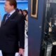 Livia Andrade homenageia Silvio Santos ao usar mesma roupa que