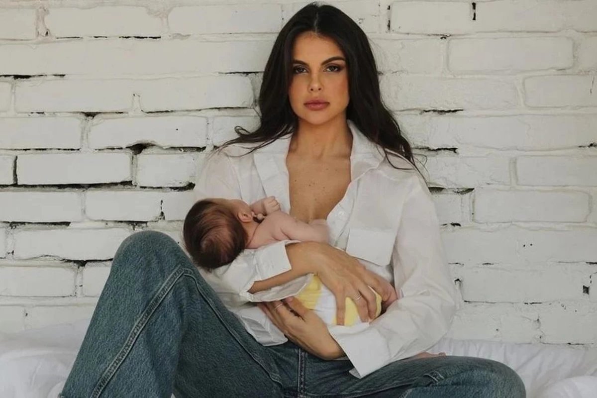 Amanda Kimberlly responde a criticas sobre amamentacao apos foto polemica