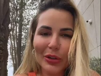 Deolane Bezerra deixa a prisão no Recife carregada por fãs. Veja! 31 Deolane Bezerra deixa a prisão no Recife carregada por fãs. Veja!