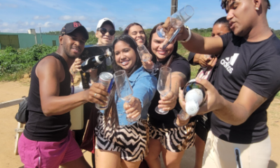Em frente ao presídio, fãs de Deolane brindam soltura da influenciadora com champanhe