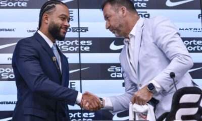 Ex colega ve pressao insana sob Memphis Depay no Corinthians