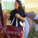 Fãs gastam R$ 11 mil para esperar Deolane na porta de presídio com presentes