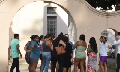Fãs na porta do presídio onde Deolane Bezerra foi presa (Genival/AG News)