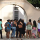 Fãs na porta do presídio onde Deolane Bezerra foi presa (Genival/AG News)
