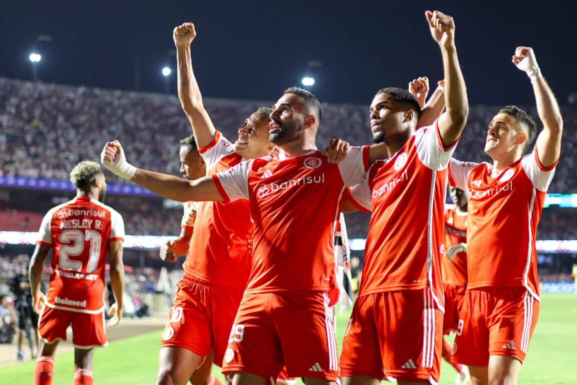 Internacional vira contra São Paulo e conquista vitória crucial 31 Internacional vira contra Sao Paulo e conquista vitoria crucial