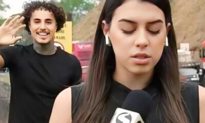 MC Livinho ri e danca atras de reporter durante cobertura