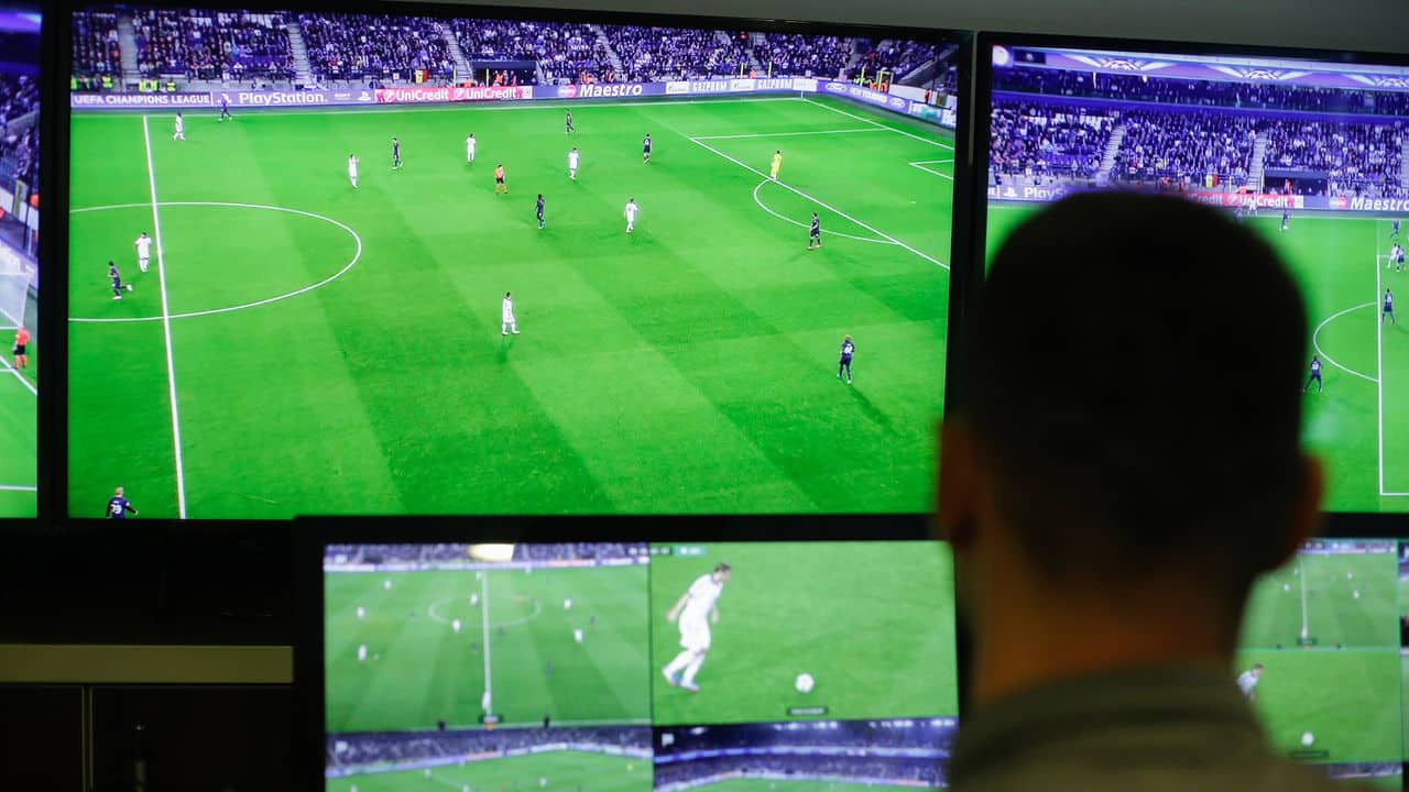 O olho mágico do futebol: entenda como o VAR funciona 33 Sao Paulo detona arbitragem e pode acionar CBF apos jogo