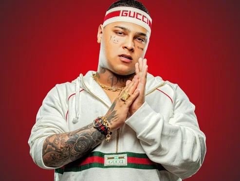 Sou filho de um Deus justo Ali mostra um cara.webp
