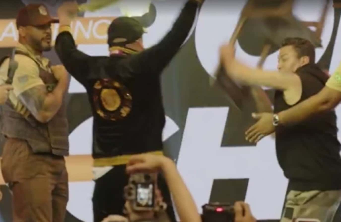 VÍDEO: Popó dá cadeirada em adversário da Argentina durante encarada; VEJA 31 VIDEO Popo da cadeirada em adversario da Argentina durante encarada