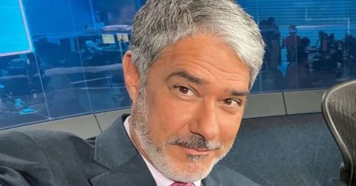 William Bonner capricha no sorrisao em click raro ao lado