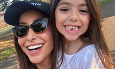 Ao lado de Zoe sua filha mais velha Sabrina Sato