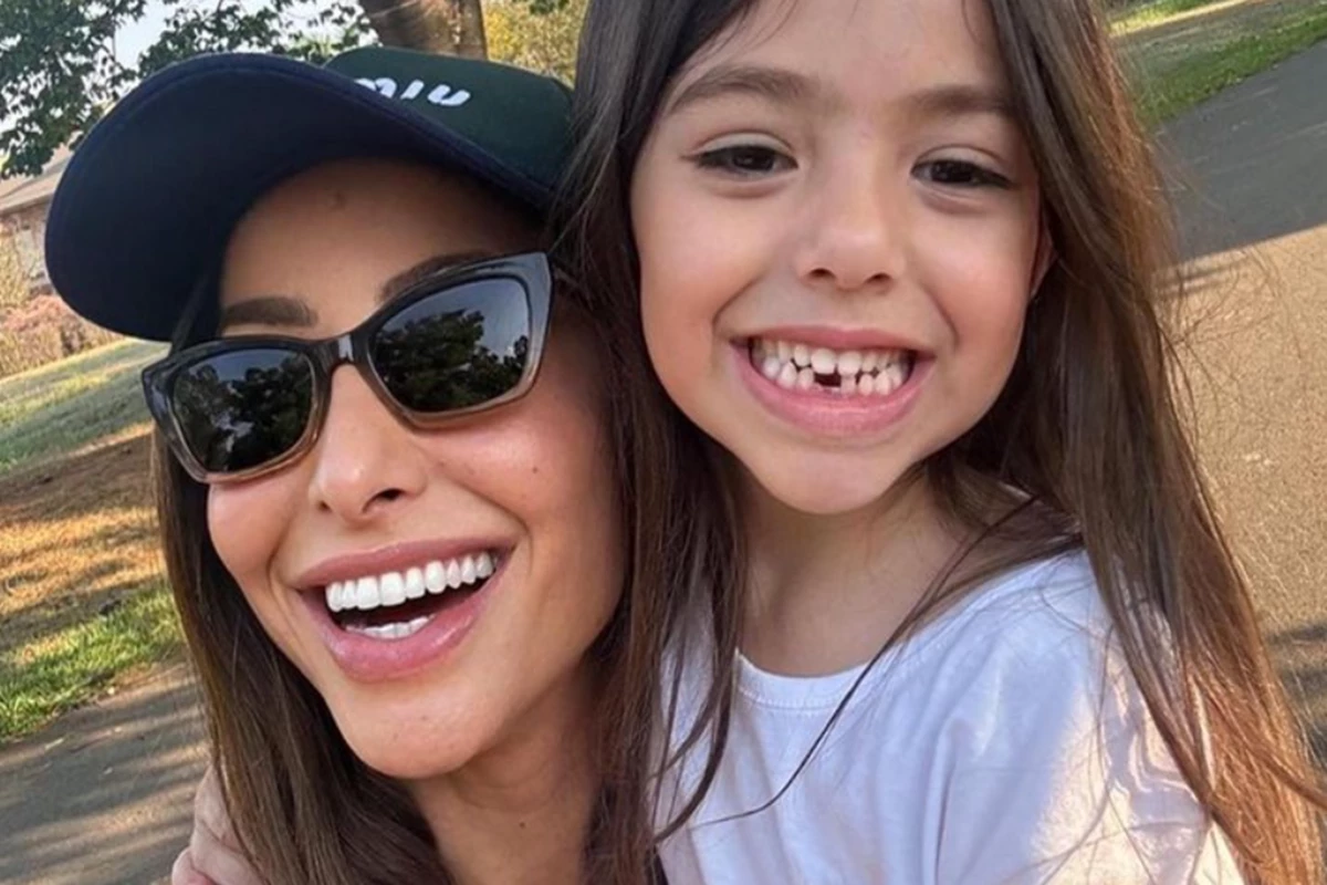 Ao lado de Zoe sua filha mais velha Sabrina Sato