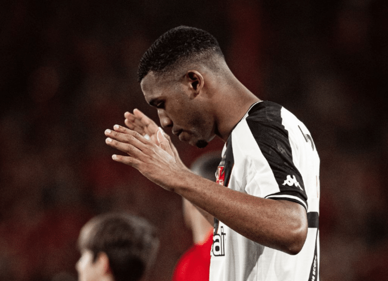 Atacante do Vasco tem multa de R$ 440 milhões e pode ser vendido para a Europa 31 Atacante do Vasco tem multa de R 440 milhoes e